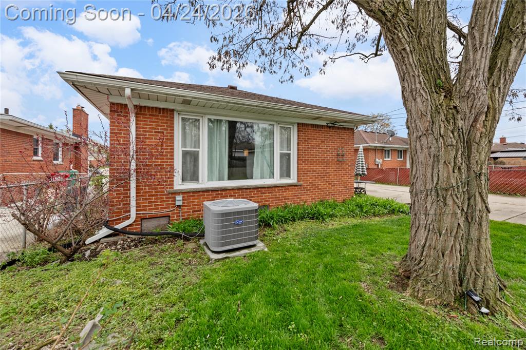 24861 Almond Avenue, Eastpointe, MI 48021 — Photo 28