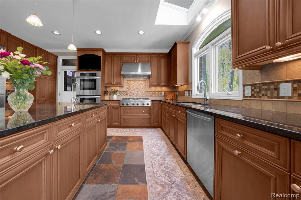 4502 Forest Edge Lane, West Bloomfield, MI 48323 — Photo 28