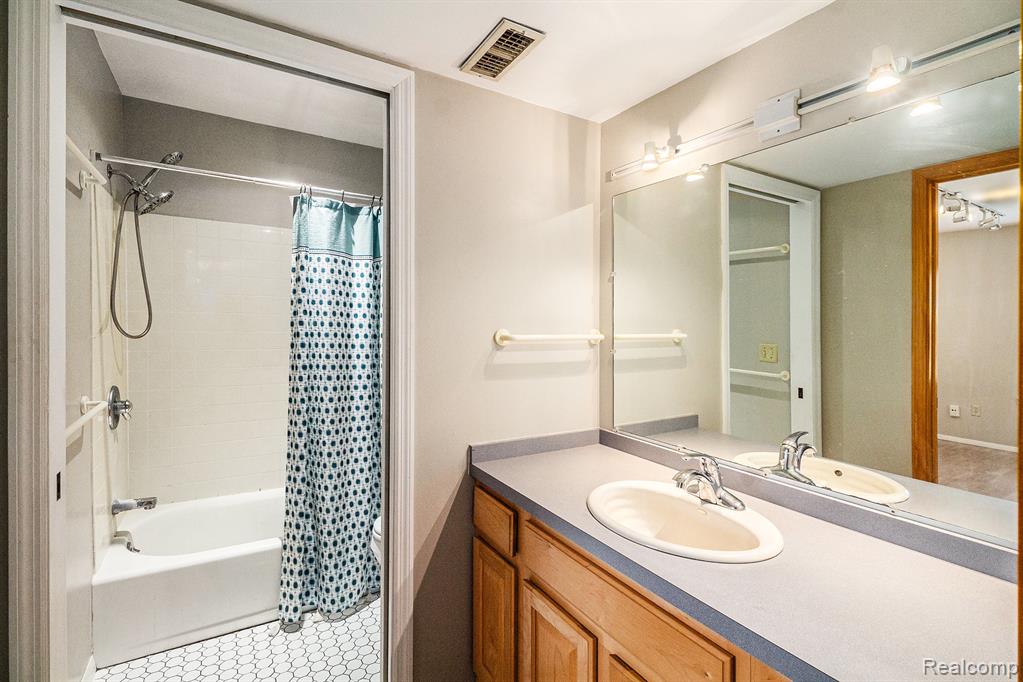 841 Bloomfield Village Boulevard, D, Auburn Hills, MI 48326 — Photo 14