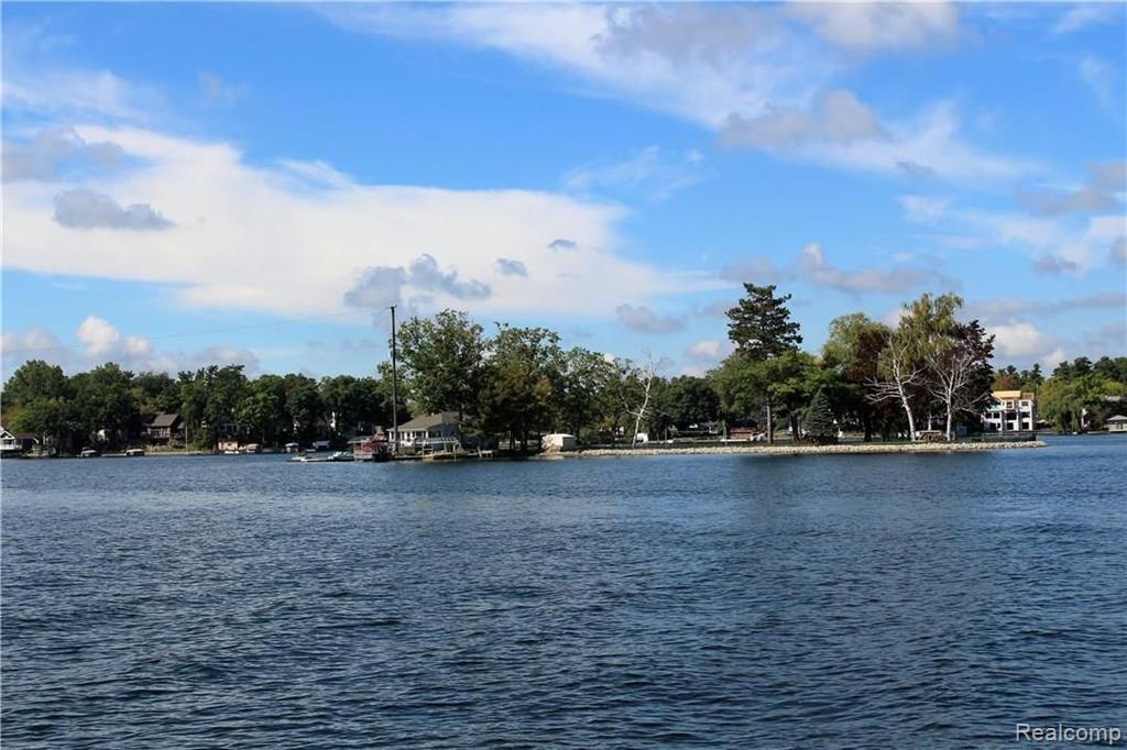 752 Preston Island, Orion, MI 48362 — Photo 11
