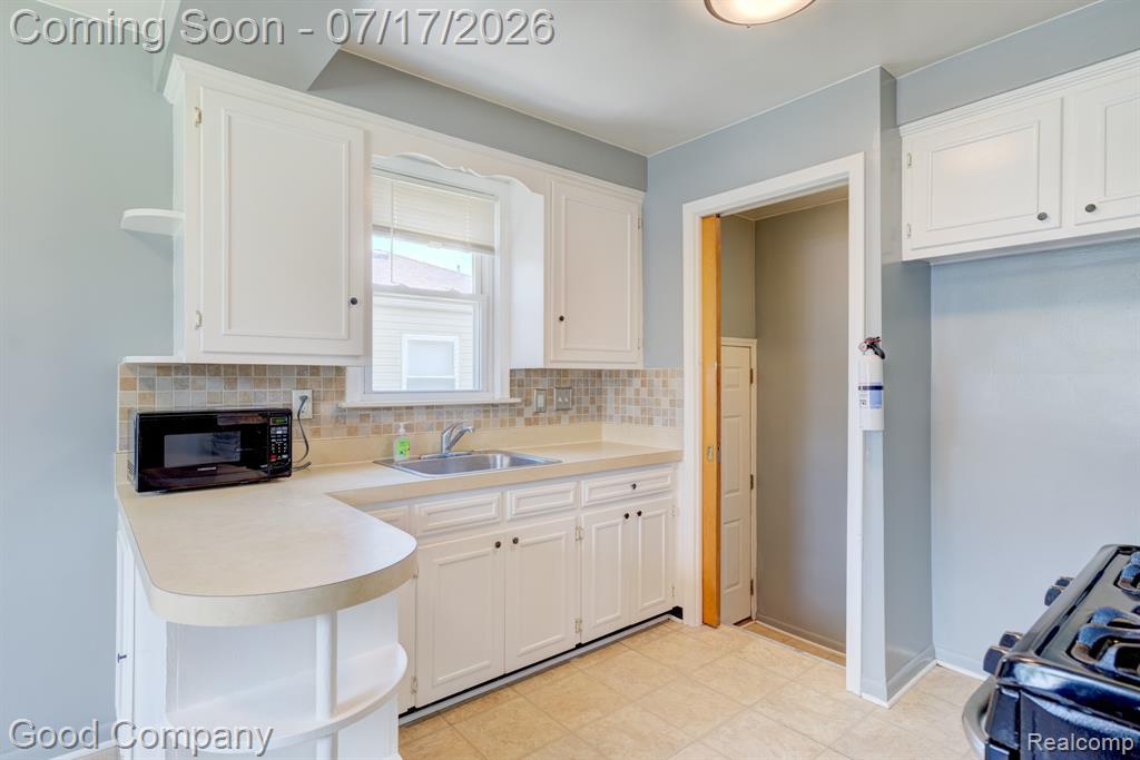 631 Saint Johns Street, Wyandotte, MI 48192 — Photo 8