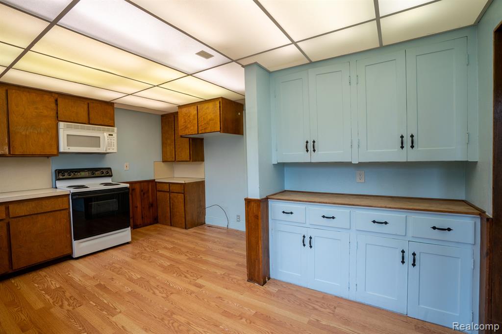 26470 Meadowood Court S, Lathrup Village, MI 48076 — Photo 9