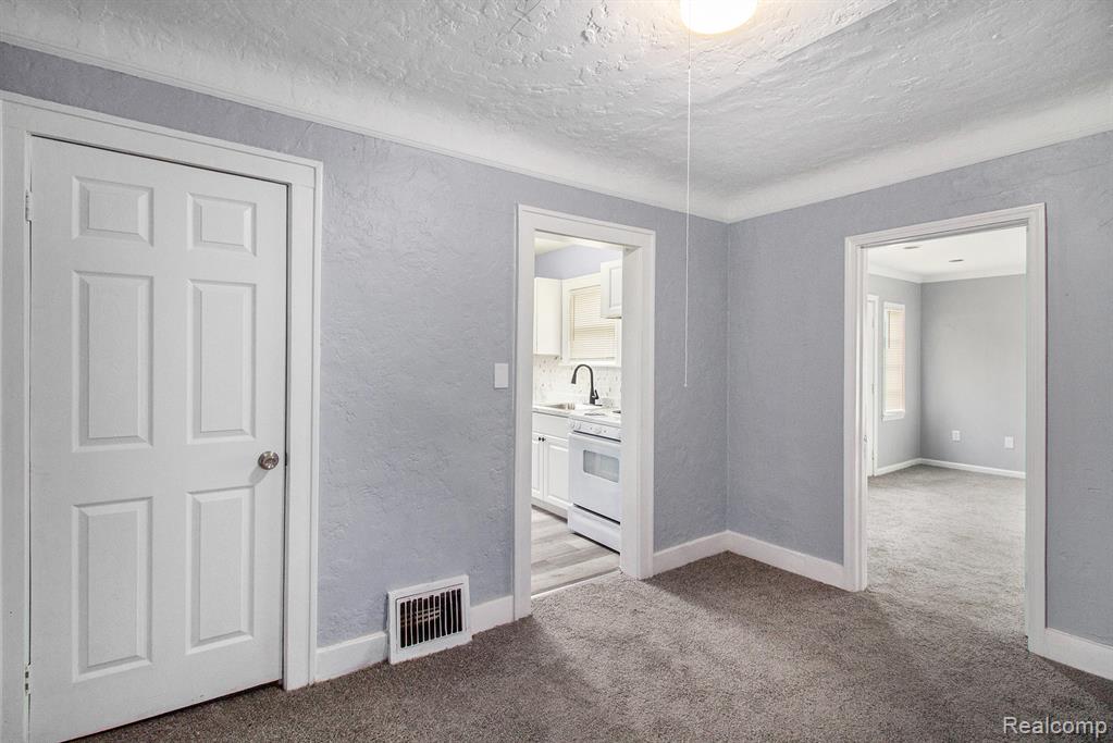 570 E KENNETT Road, Pontiac, MI 48340 — Photo 8