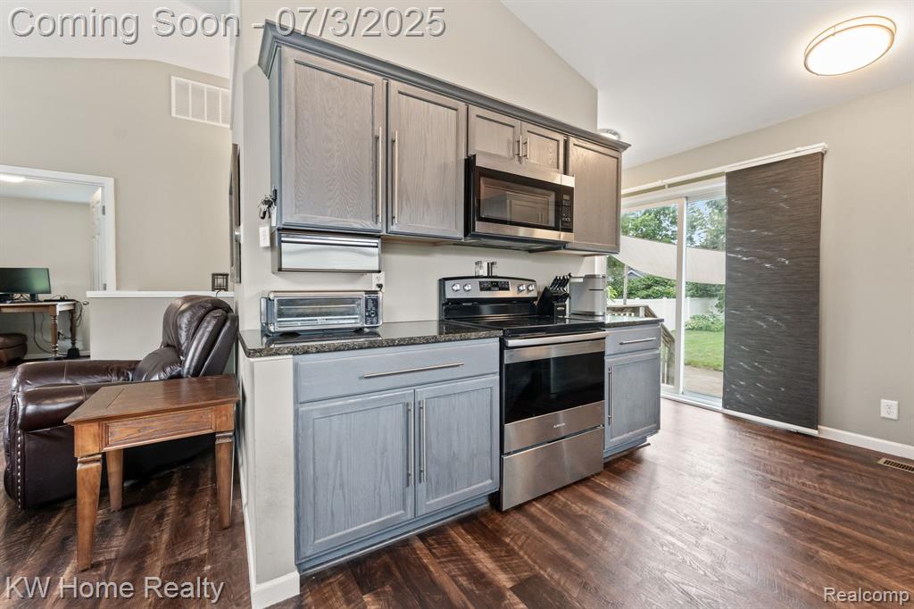 5575 Berkley Drive, Waterford, MI 48327 — Photo 11