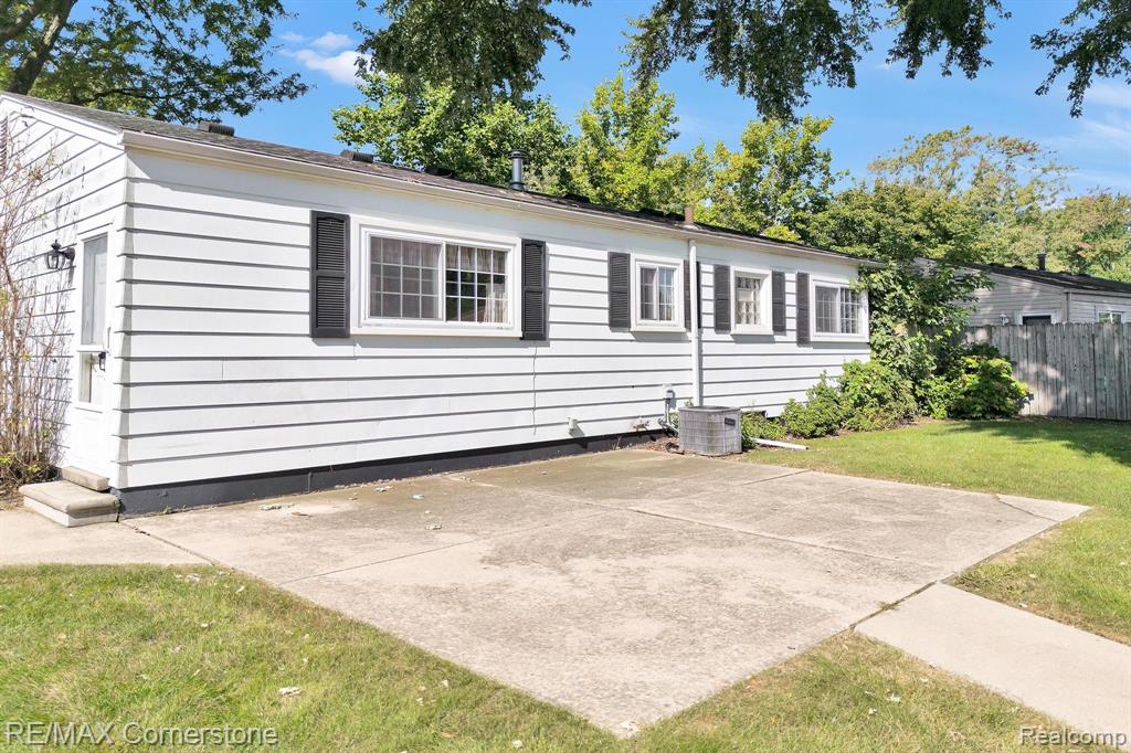697 WORCHESTER Street, Westland, MI 48186 — Photo 27