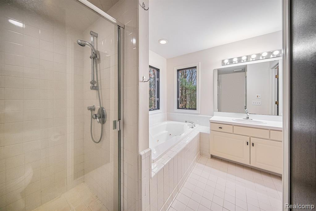 695 HERITAGE Drive, Milford, MI 48381 — Photo 17
