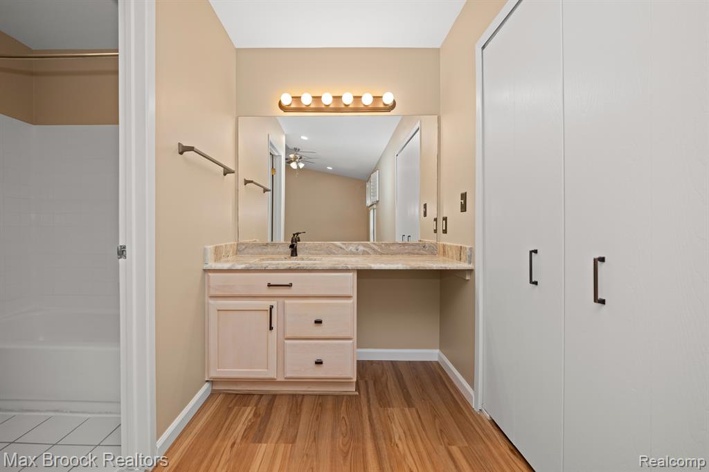 5605 DRAKE HOLLOW Drive W, West Bloomfield, MI — Photo 23