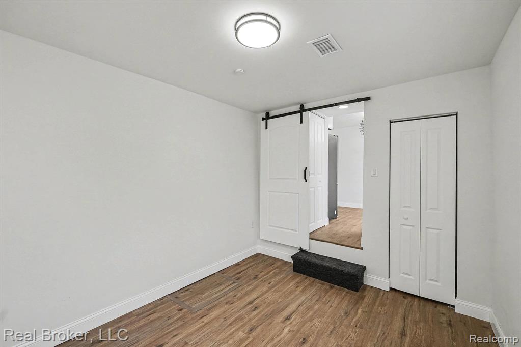 973 E Guthrie Avenue, Madison Heights, MI 48071 — Photo 12