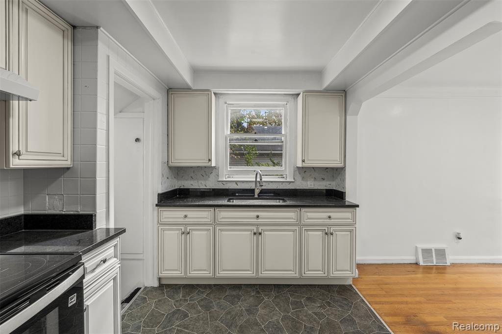 8038 Riverdale Street, Dearborn Heights, MI 48127 — Photo 12