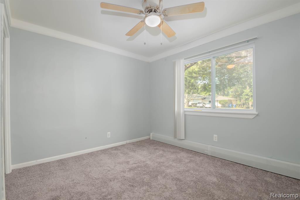 5733 CRESCENT Road, Waterford, MI 48327 — Photo 9