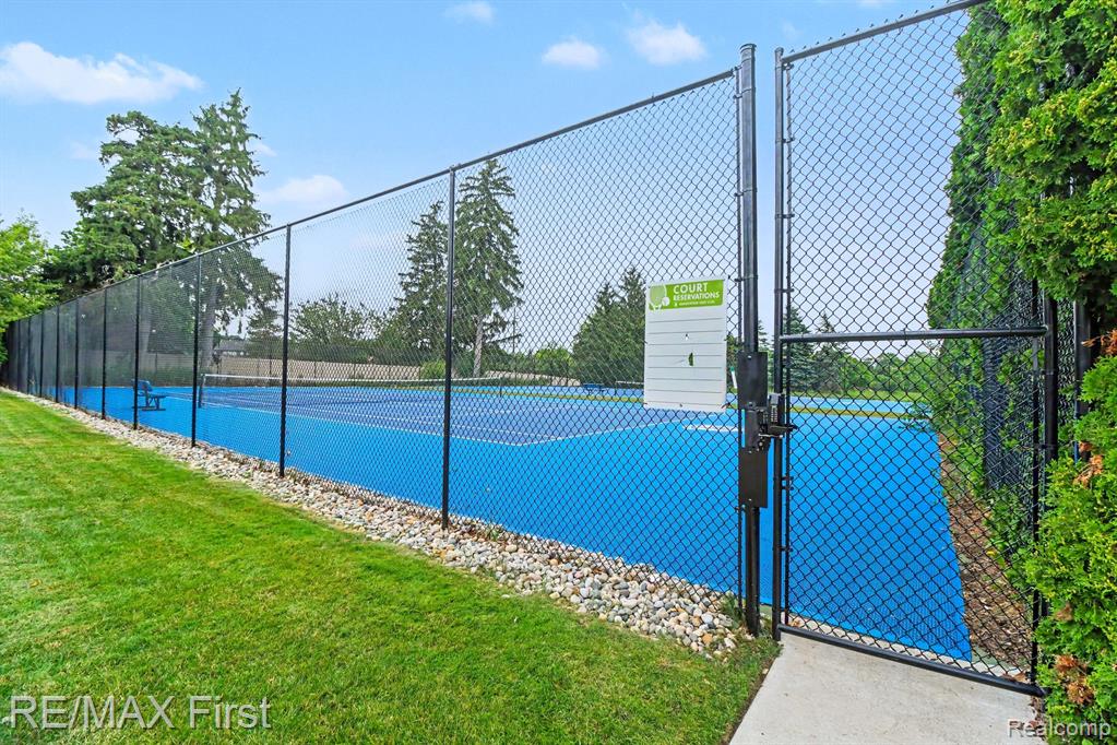 601 Brookwood Lane E, Rochester Hills, MI 48309 — Photo 32
