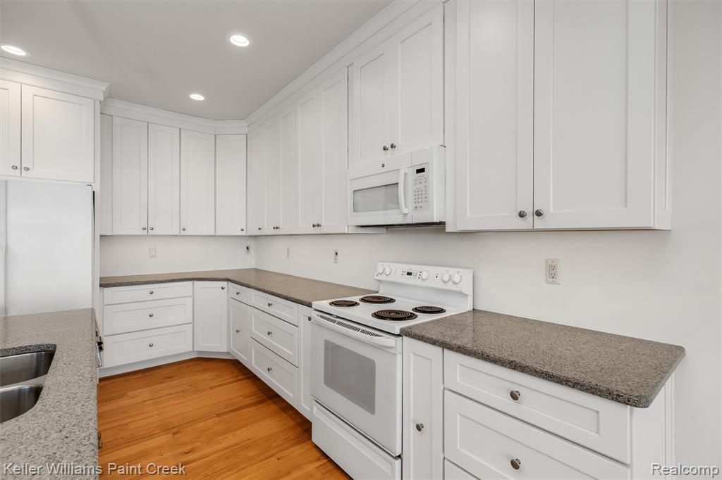 37580 Lakeshore Drive, Harrison Township, MI — Photo 33