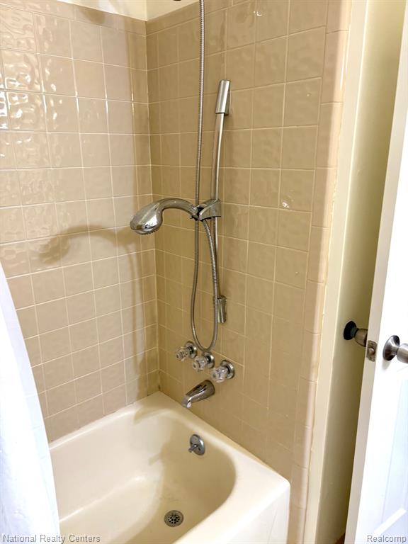 42499 PLYMOUTH HOLLOW Drive, 32, Plymouth, MI 48170 — Photo 14