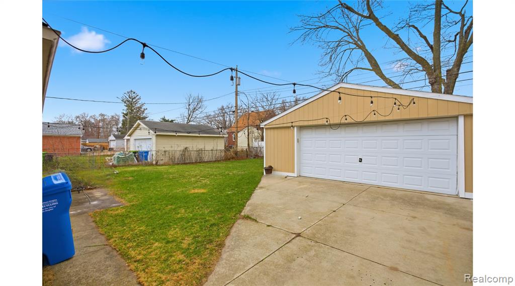 891 E Harwood Avenue, Madison Heights, MI 48071 — Photo 16