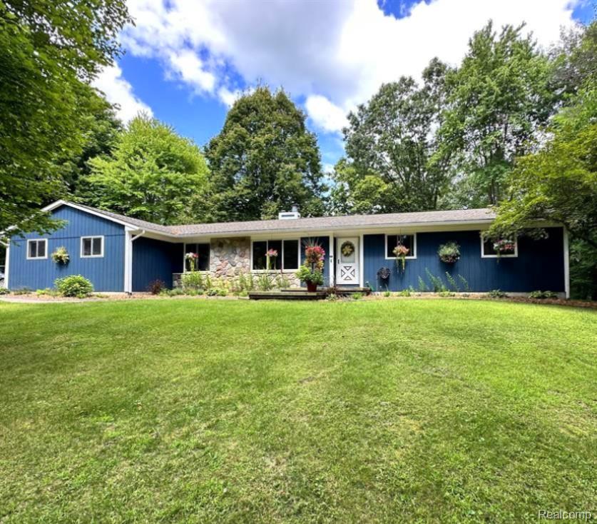 9115 Pine Hill Trail, Fenton, MI 48430 — front exterior