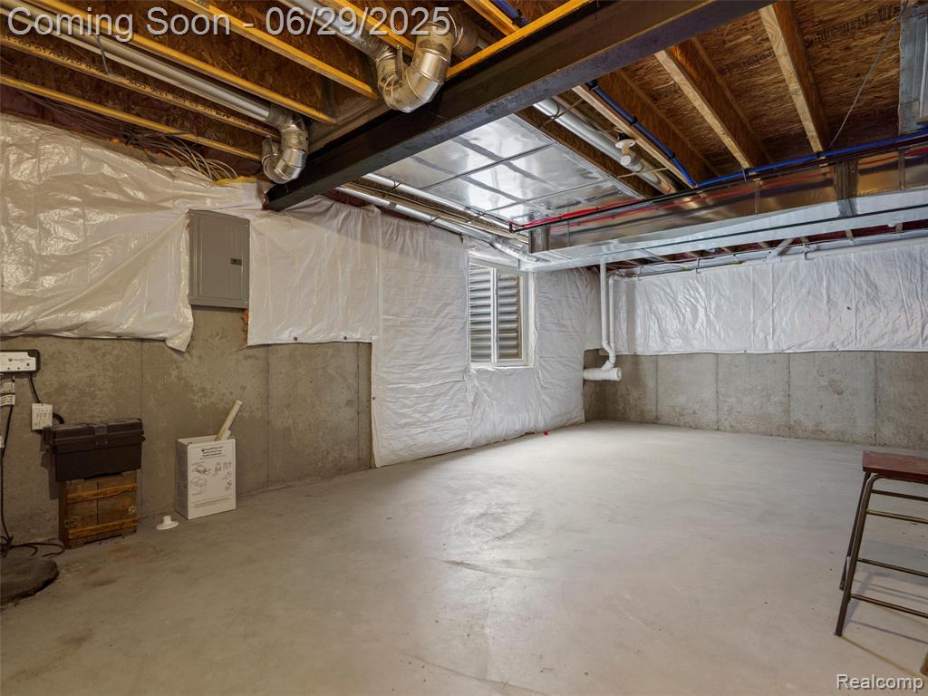 399 W DALLAS Avenue, Madison Heights, MI 48071 — Photo 28