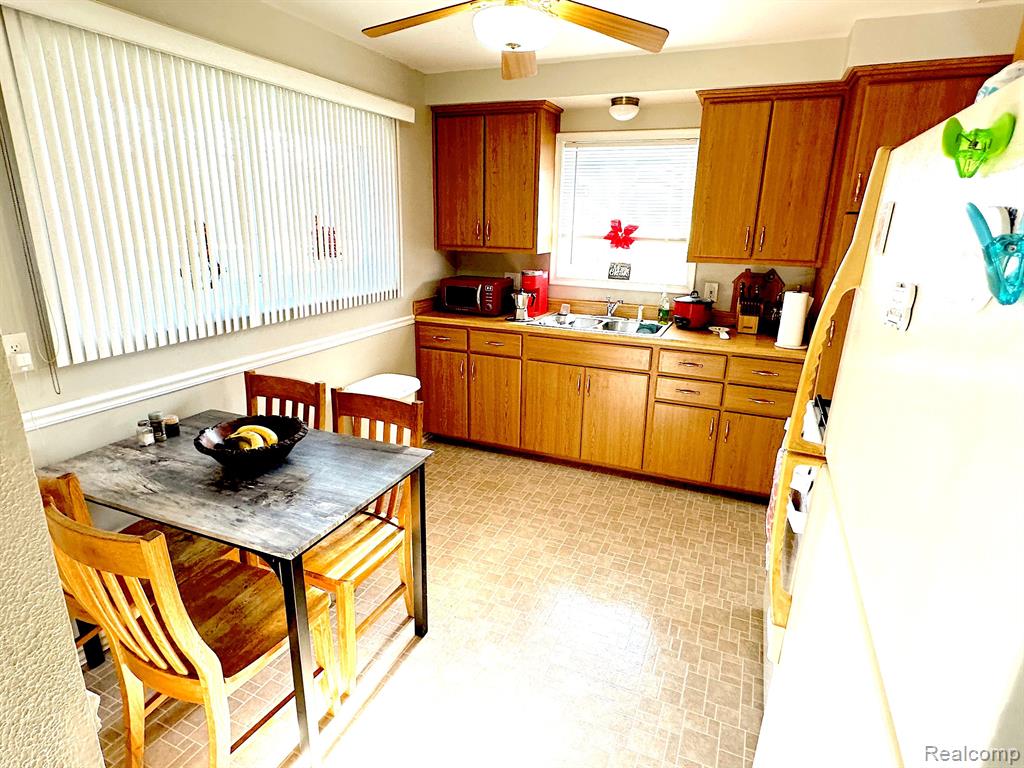 4992 MCKINLEY Street, Dearborn Heights, MI 48125 — Photo 17