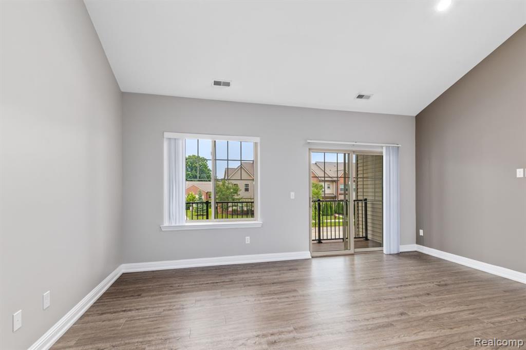 45732 UTICA PARK Boulevard, Utica, MI 48315 — Photo 3