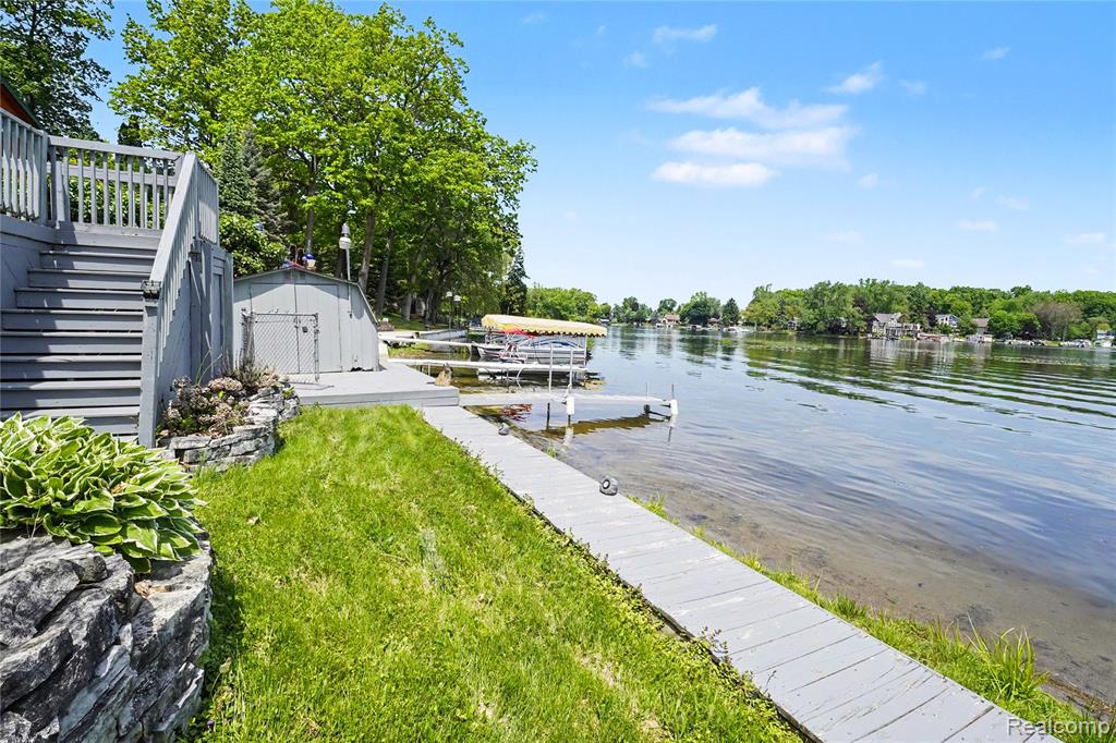 8390 Peninsular Drive, Fenton, MI 48430 — Photo 2