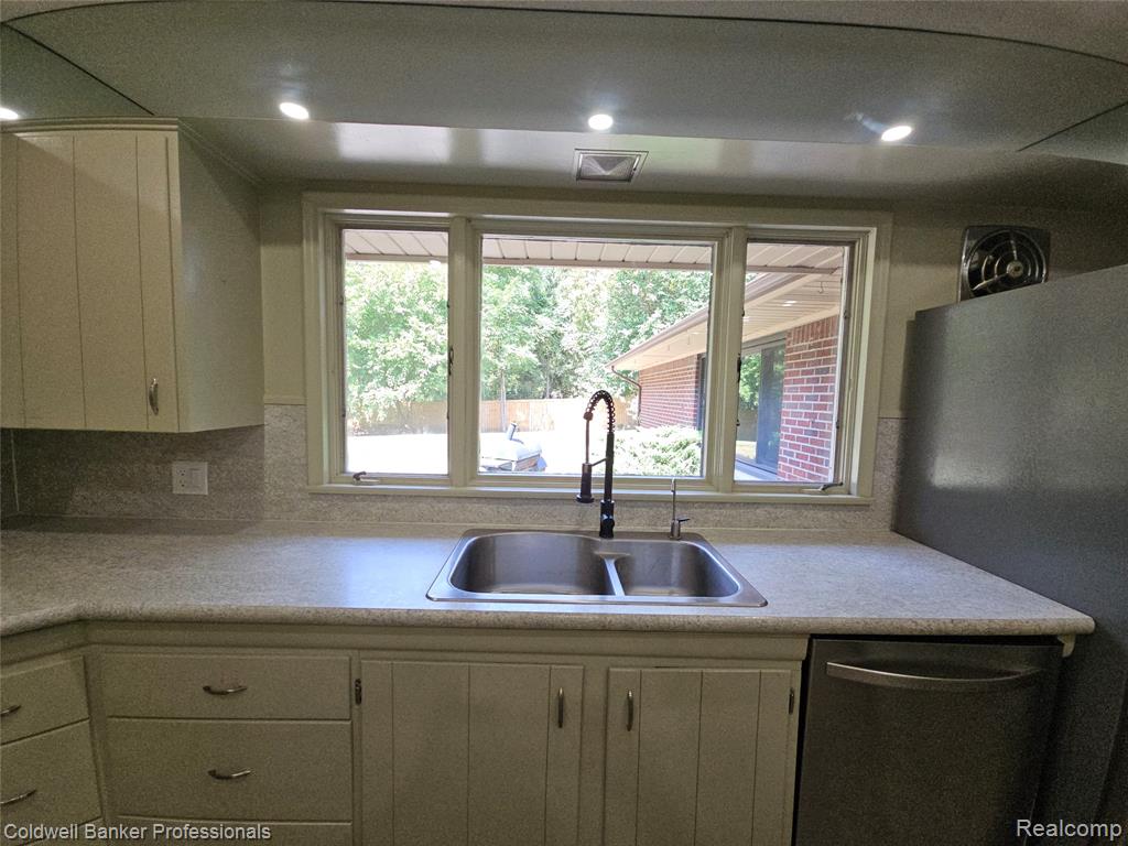 58540 Grand River Avenue, New Hudson, MI 48165 — Photo 33