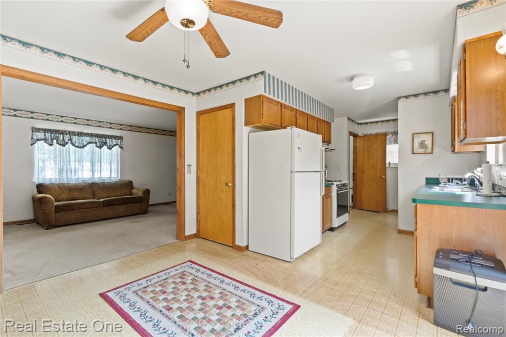 5955 BEECH DALY RD, Dearborn Heights, MI 48127 — Photo 3