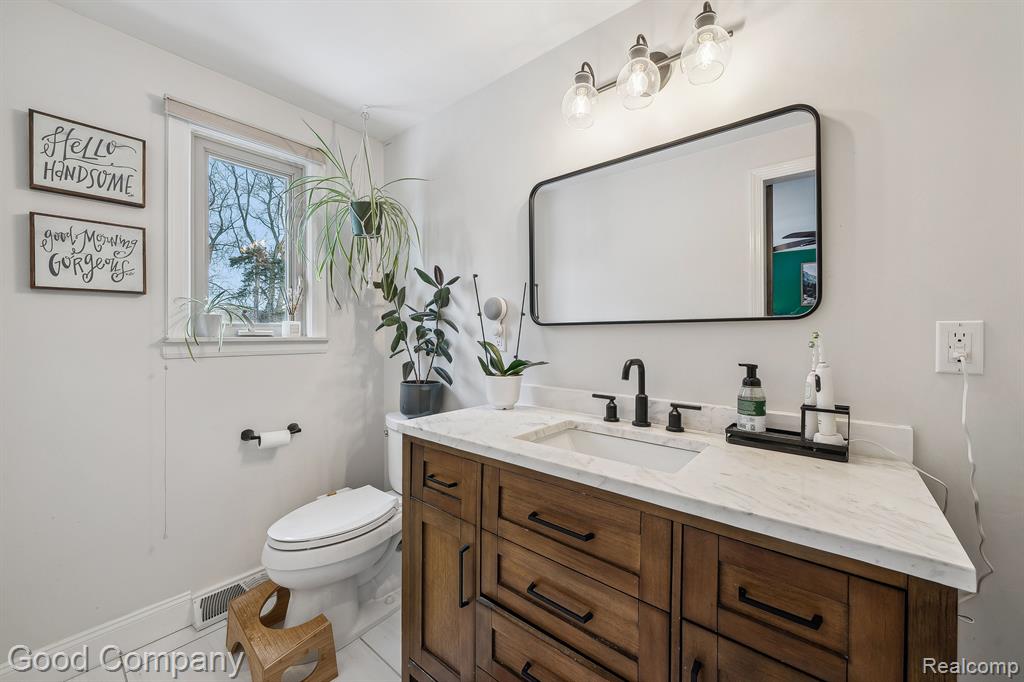 3370 INDIANDALE Drive, Orchard Lake Village, MI 48324 — Photo 38
