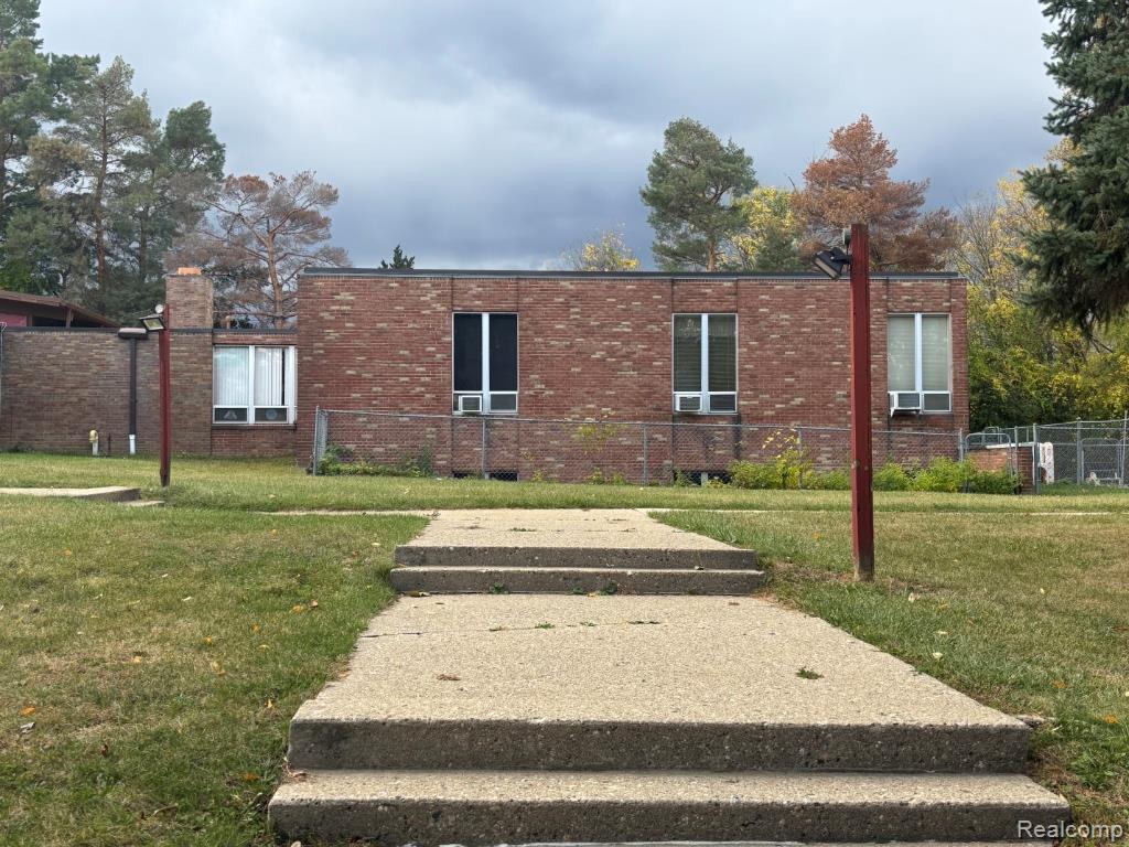 4150 Pontiac Lake Rd, Waterford, MI — front exterior