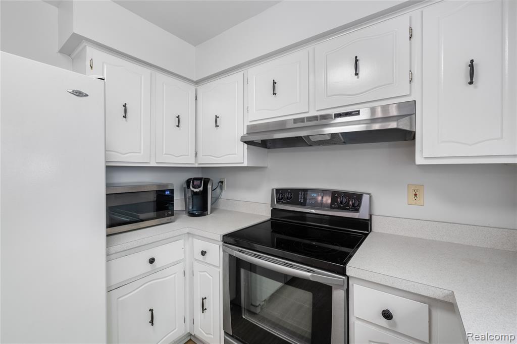 44114 Somerset Square, Canton, MI 48187 — Photo 13