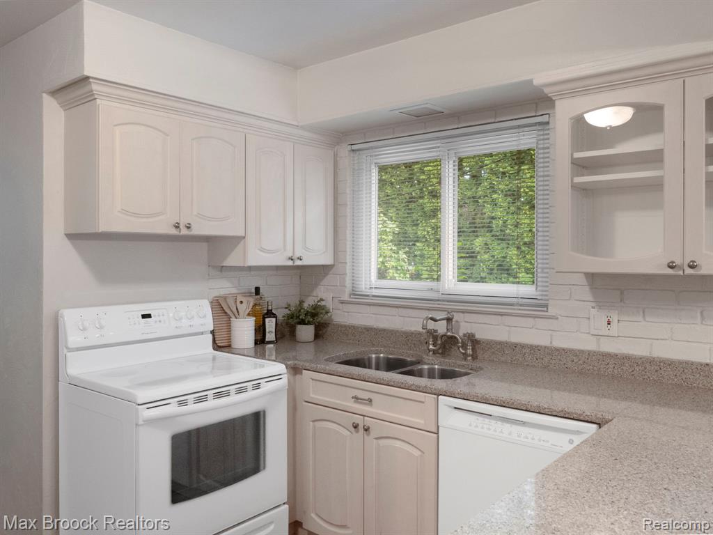 6769 Heather Heath, West Bloomfield, MI — Photo 18