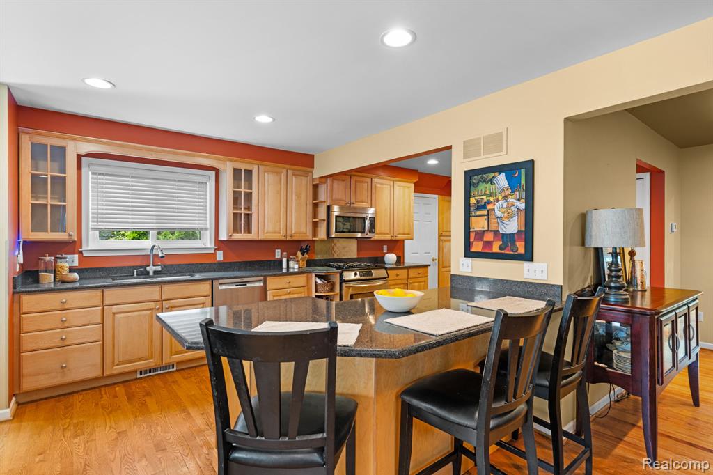 10065 Hart Avenue, Huntington Woods, MI — Photo 18