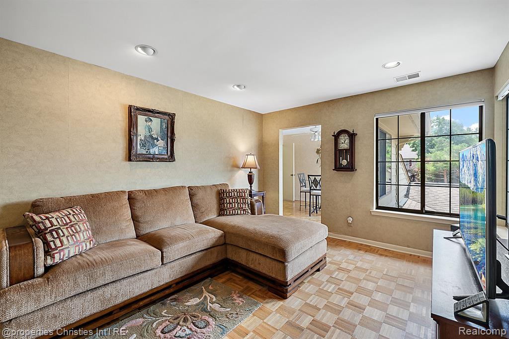 7460 PEBBLE Lane, West Bloomfield, MI — Photo 16
