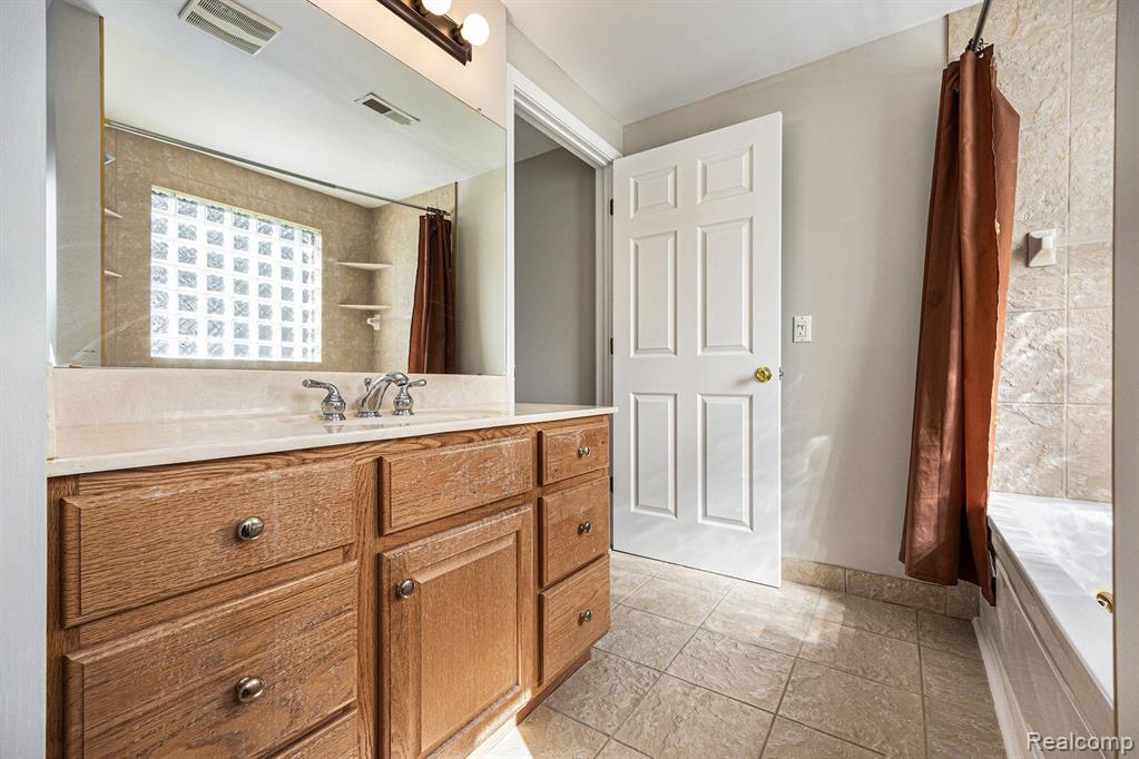 47546 ROLAND Street, Utica, MI 48317 — Photo 20