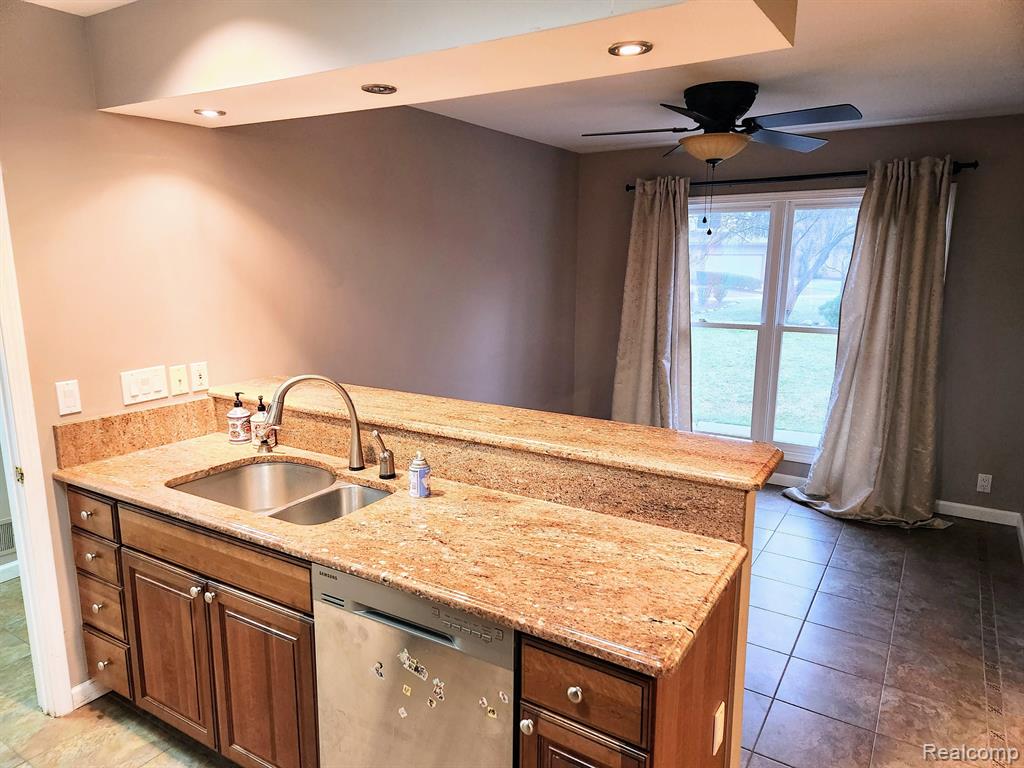 5326 ROYAL VALE Lane, Dearborn, MI 48126 — Photo 8