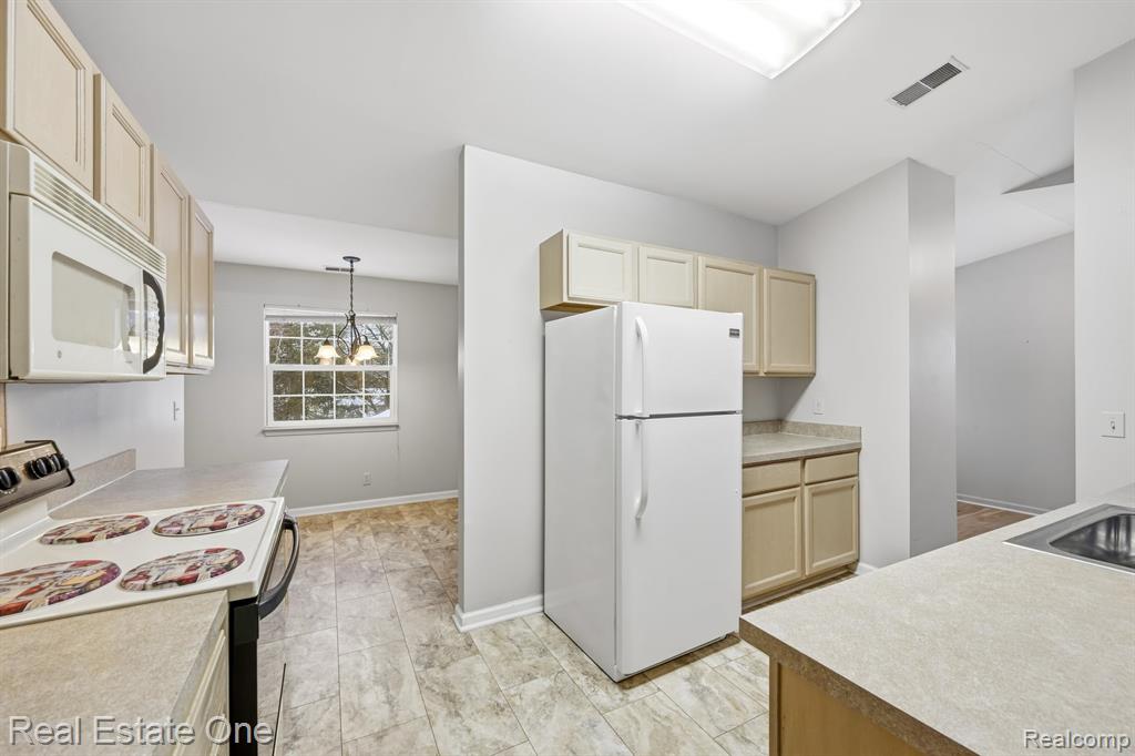 4885 Oak Hill Drive, 20, Waterford, MI 48329 — Photo 9
