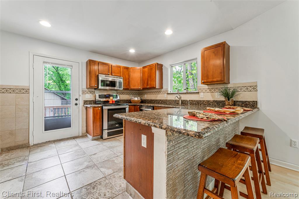 4840 Gilbo Avenue, Waterford, MI 48328 — Photo 12