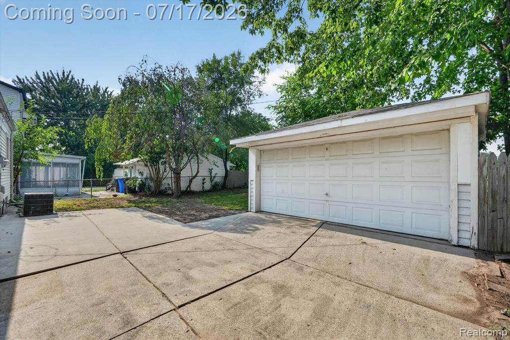 903 Bernie Lane, Madison Heights, MI 48071 — Photo 31