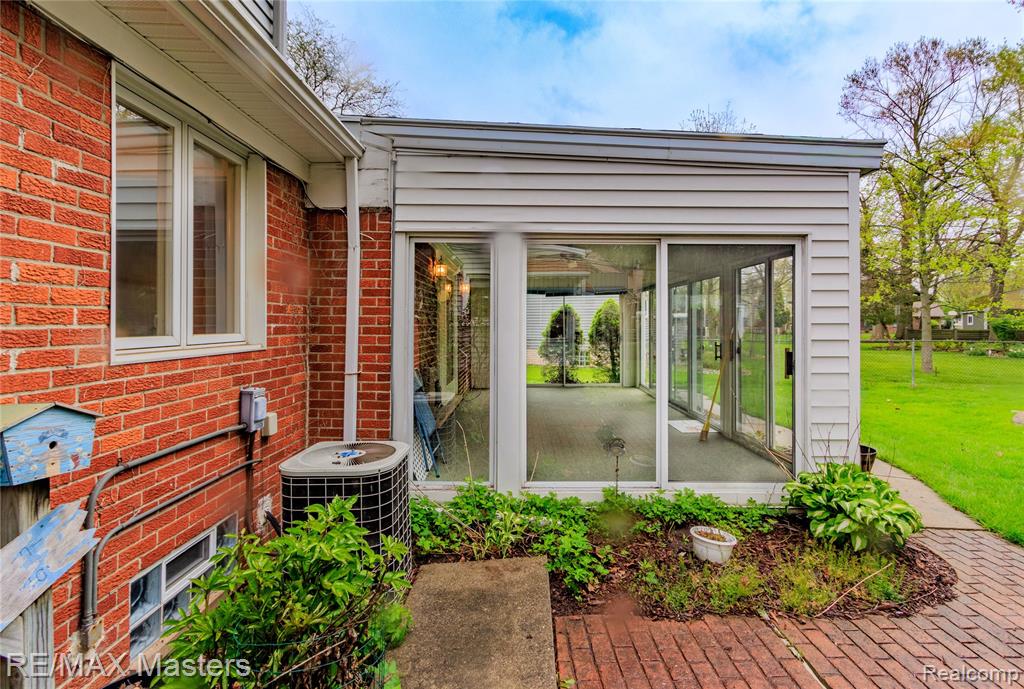 21879 Canterbury Avenue, Grosse Ile, MI 48138 — Photo 18