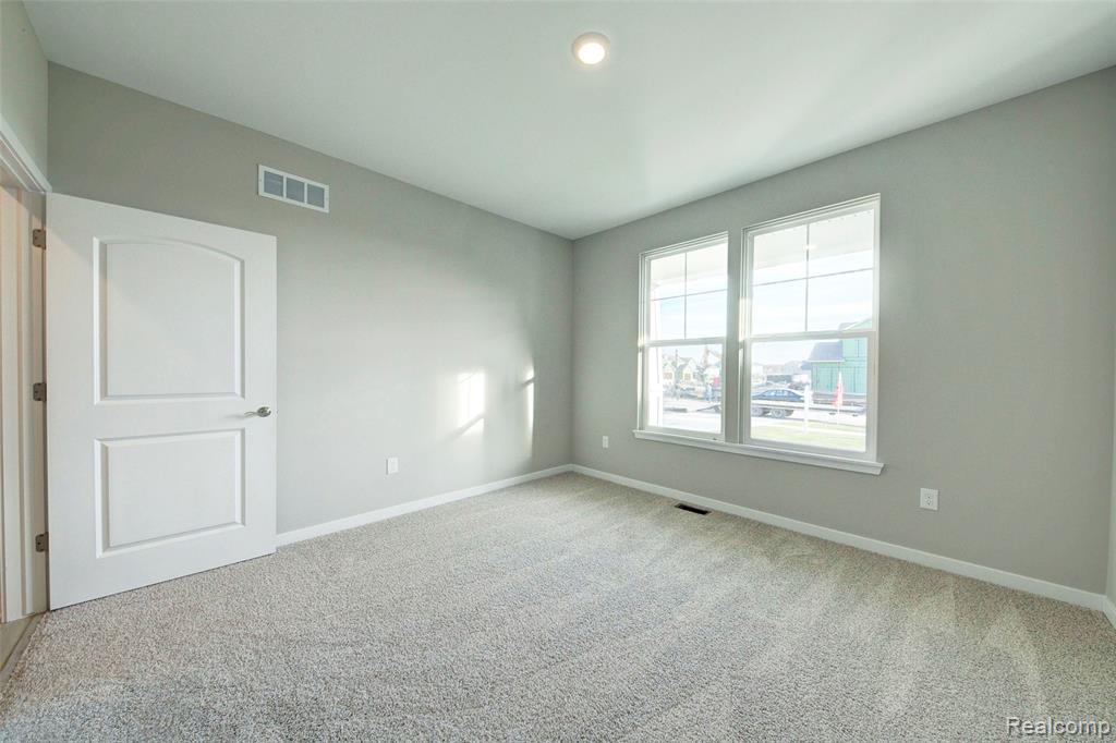 2014 SHALE, Howell, MI 48843 — Photo 12