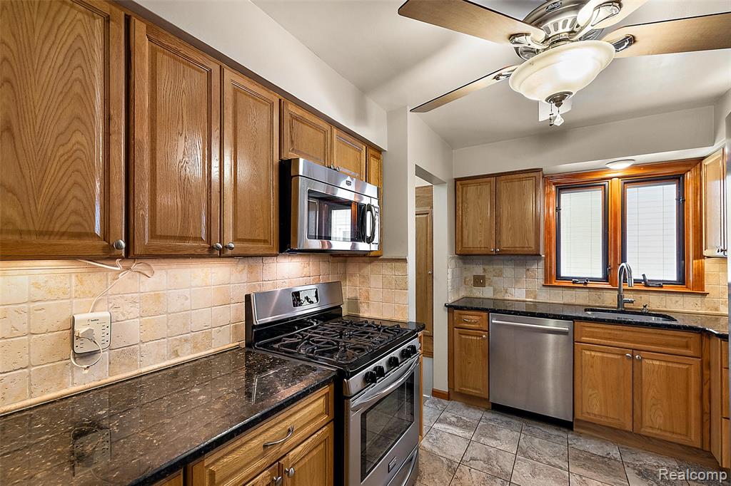 637 S Edgeworth Avenue, Royal Oak, MI 48067 — Photo 7
