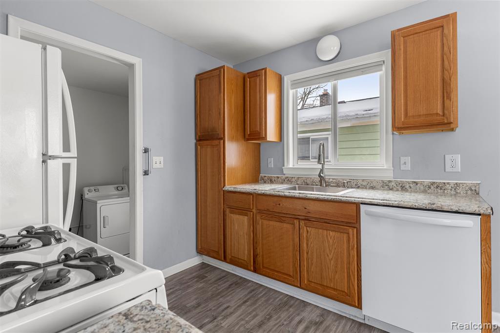 4421 Edgewood Street, Dearborn Heights, MI 48125 — Photo 17