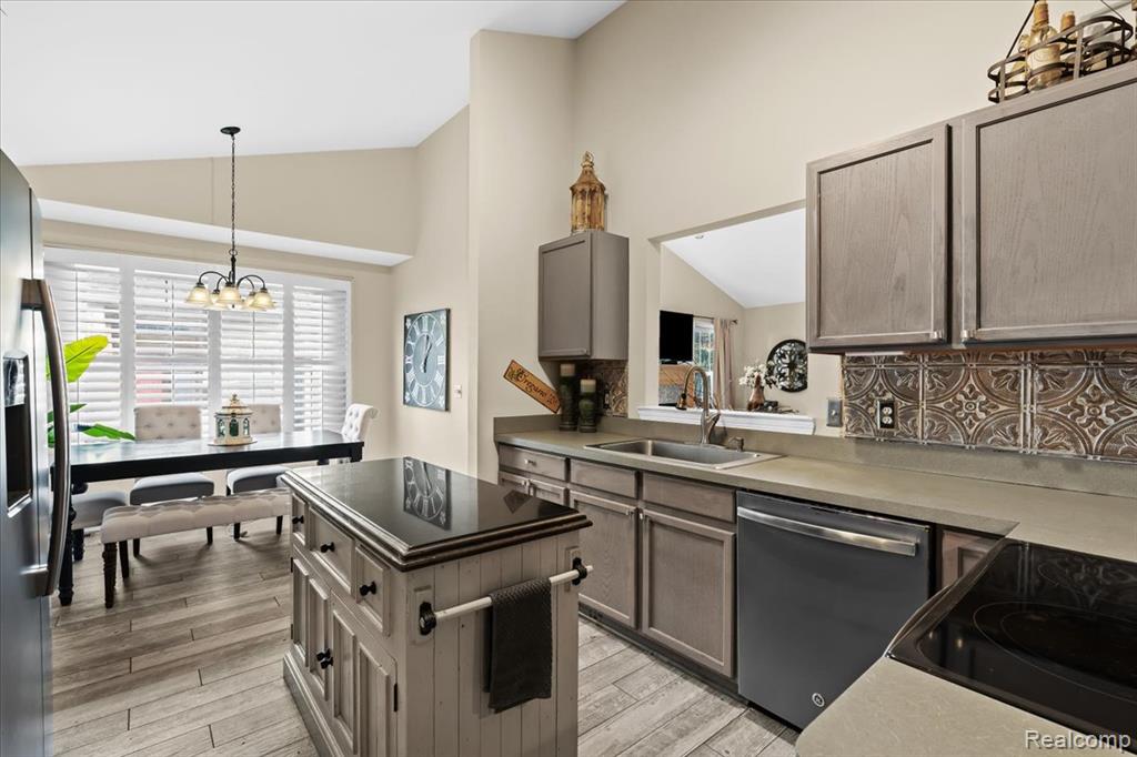 5352 Pine Needle Drive, Grand Blanc, MI 48439 — Photo 10
