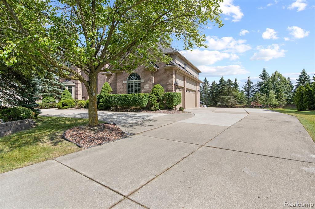 8950 WOODLORE SOUTH Drive, Plymouth, MI 48170 — Photo 54