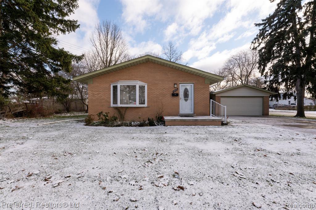 4565 UNIVERSAL Street, Dearborn Heights, MI 48125 — front exterior