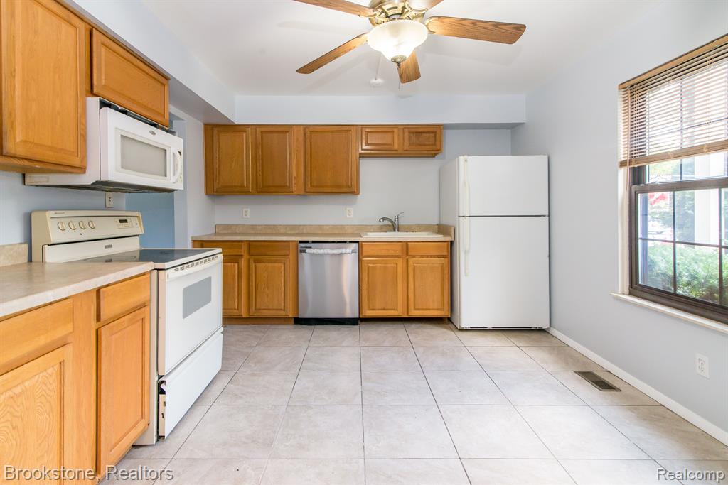 8352 LAKEVIEW Drive, Ypsilanti, MI 48198 — Photo 4