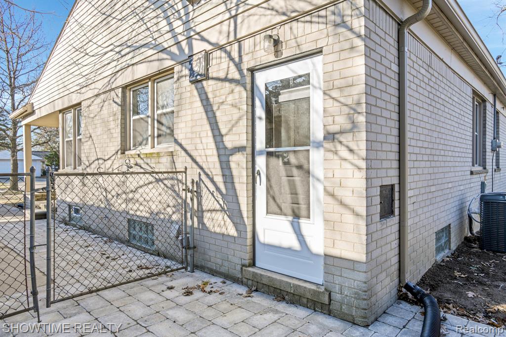 4256 BUCKINGHAM Road, Royal Oak, MI 48073 — Photo 21