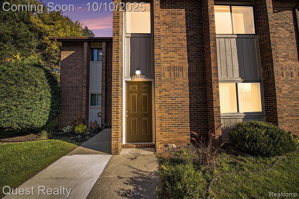 33855 Pondview Circle, Livonia, MI 48152 — Photo 2