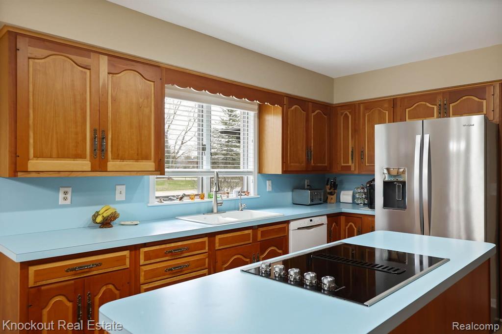 9350 OAKMONT Drive, Grand Blanc, MI 48439 — Photo 18