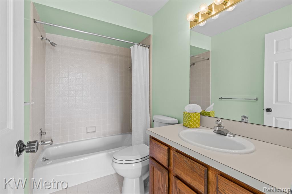 29263 W CHANTICLEER Drive, Southfield, MI 48034 — Photo 30