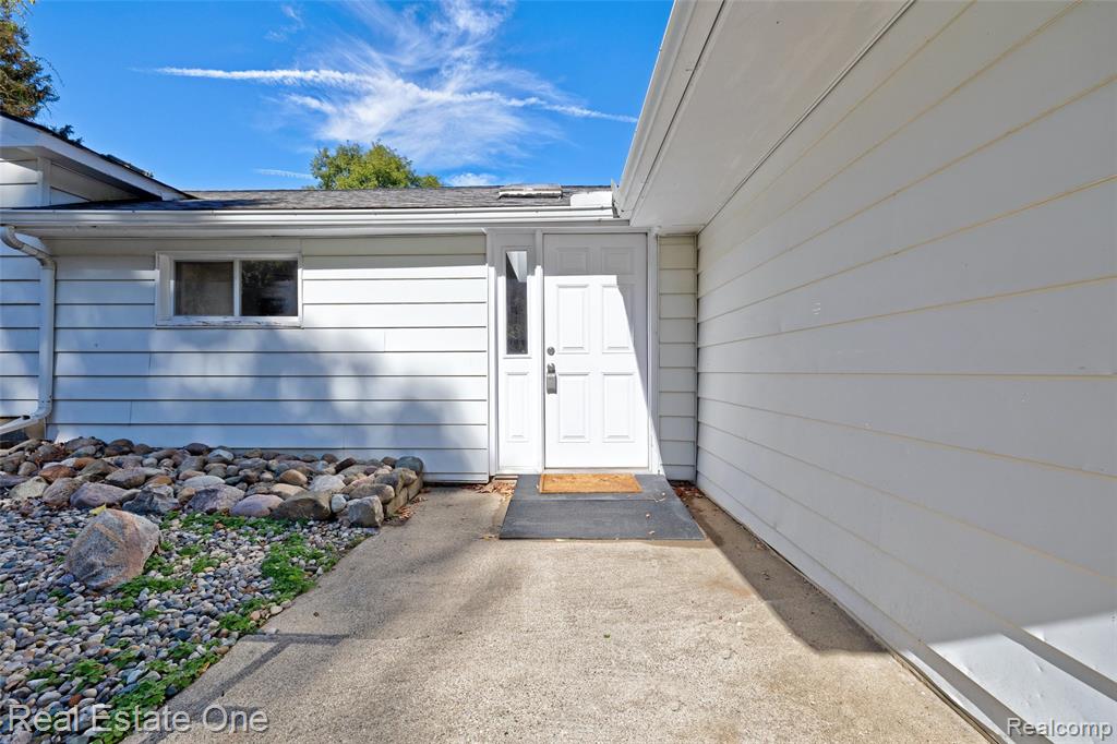 9150 Rattalee Lake Road, Clarkston, MI 48348 — Photo 4
