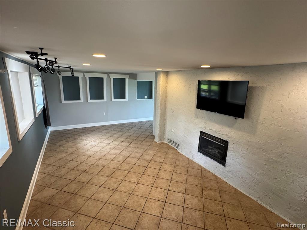 1508 LAKEVIEW Drive, Wolverine Lake, MI 48390 — Photo 17